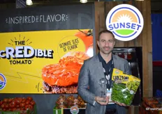 Peppe Bonfiglio with Sunset/Mastronardi proudly shows the Innovation Award the company received for its Shazam! peppers.